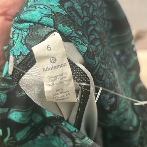 Lululemon emerald and black print leggings - Picture 6 of 6